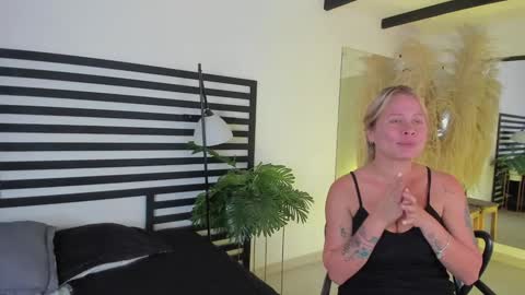 Snapshot of stefannny_ chatting on 28, 12, 2024 Stefanny online show from 28, 12, 2024