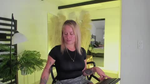 Snapshot of stefannny_ chatting on 10, 1, 2025 Stefanny online show from 10, 1, 2025