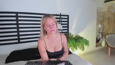 Snapshot of stefannny_ chatting on 15, 2, 2025 Stefanny online show from 15, 2, 2025