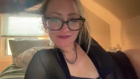 Snapshot of steviegirl4u chatting on 25, 10, 2025 StevieGirl4U online show from 25, 10, 2025