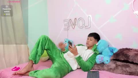 Snapshot of stiven_twinkboy chatting on 13, 2, 2025 Bryan Stiven online show from 13, 2, 2025