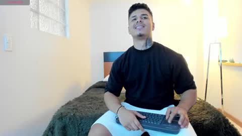 Snapshot of straight__friends chatting on 19, 11, 2025 straight__friends online show from 19, 11, 2025