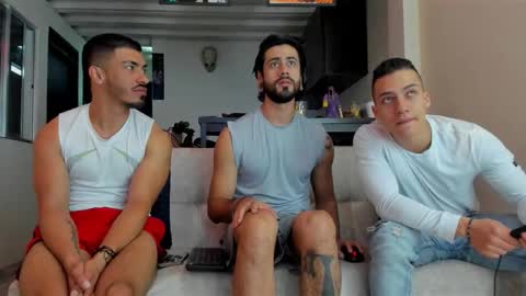 Snapshot of straight__friends chatting on 2, 12, 2025 straight__friends online show from 2, 12, 2025