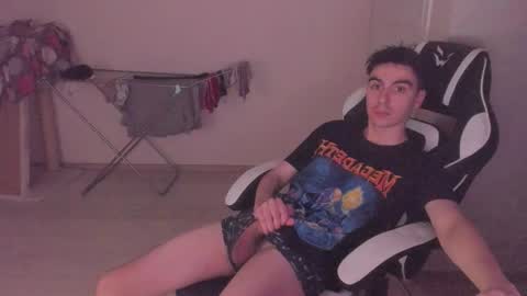 Snapshot of stralght_twinks chatting on 15, 10, 2025 Ray online show from 15, 10, 2025