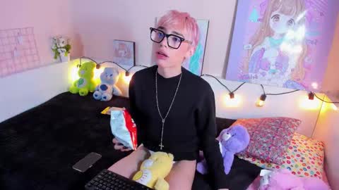 Snapshot of strawberry_kitty_ chatting on 15, 11, 2025 strawberry_kitty_ online show from 15, 11, 2025