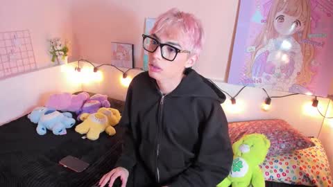 Snapshot of strawberry_kitty_ chatting on 17, 11, 2025 strawberry_kitty_ online show from 17, 11, 2025