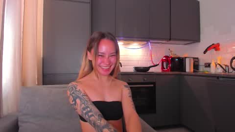 Snapshot of strawberrypie99 chatting on 29, 9, 2025 Tati and Lola online show from 29, 9, 2025