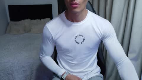 stylish man online show from 17, 5, 2026