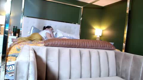 Snapshot of suburbanmoxxxie chatting on 12, 10, 2025 Suburban Moxxxie online show from 12, 10, 2025