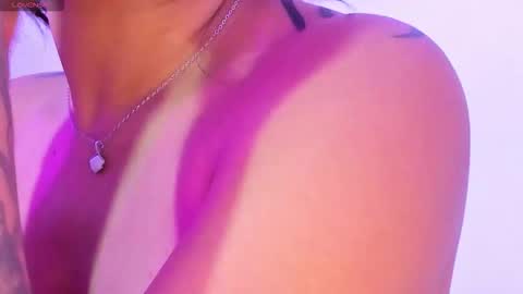 Snapshot of sun__03 chatting on 8, 11, 2025 sun online show from 8, 11, 2025