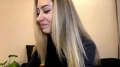 Snapshot of sun_under_dark chatting on 14, 12, 2025 Lexi online show from 14, 12, 2025