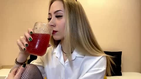 Snapshot of sun_under_dark chatting on 17, 12, 2025 Lexi online show from 17, 12, 2025