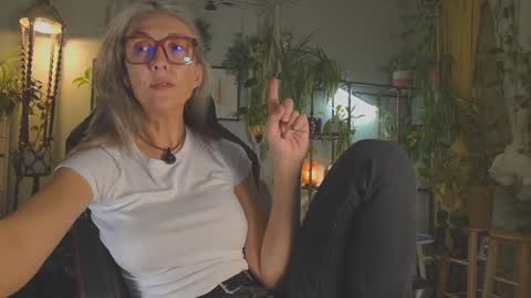 Hi Im Sunnie - Next show Friday August 1 online show from 10, 1, 2026