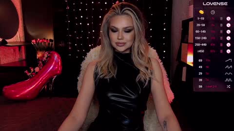 Snapshot of sunshine_vibes chatting on 7, 1, 2025 Mistress Molly online show from 7, 1, 2025
