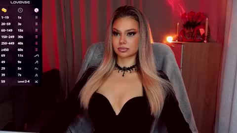 Snapshot of sunshine_vibes chatting on 19, 9, 2025 Mistress Molly online show from 19, 9, 2025