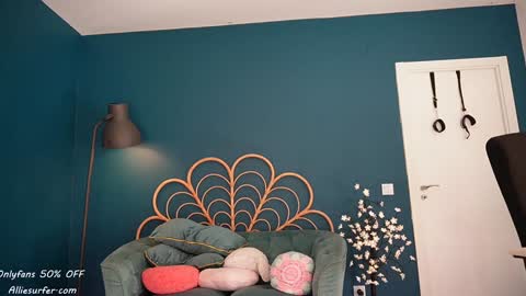 Snapshot of surfergirl121 chatting on 4, 10, 2025 Allie online show from 4, 10, 2025