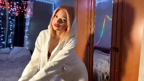 Snapshot of suzannabarmes chatting on 10, 6, 2026 Stacy online show from 10, 6, 2026