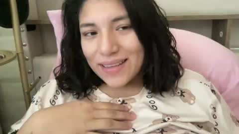 Snapshot of suzyishellawet chatting on 1, 11, 2025 Suzy online show from 1, 11, 2025