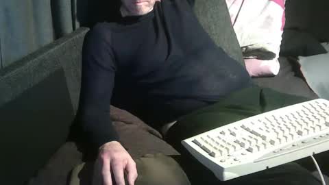 Snapshot of swartarn chatting on 16, 11, 2025 ArnSwart online show from 16, 11, 2025