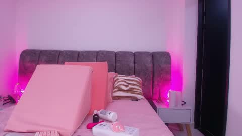 Snapshot of sweegirl_ chatting on 7, 11, 2025 Debora online show from 7, 11, 2025