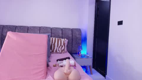 Snapshot of sweegirl_ chatting on 11, 11, 2025 Debora online show from 11, 11, 2025