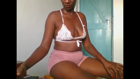 Snapshot of sweet_blackberry93 chatting on 13, 1, 2025 bella online show from 13, 1, 2025