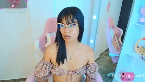 Snapshot of sweet_dania_ chatting on 4, 3, 2025 sweet_dania_ online show from 4, 3, 2025