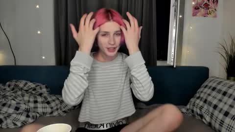 Snapshot of sweet_peach__ chatting on 12, 9, 2025 kira online show from 12, 9, 2025