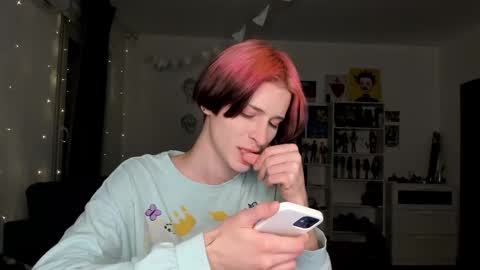 Snapshot of sweet_peach__ chatting on 17, 12, 2025 kira online show from 17, 12, 2025