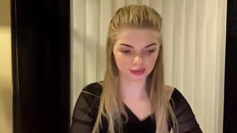 Snapshot of sweet_sinn_ chatting on 1, 11, 2025 Mira online show from 1, 11, 2025