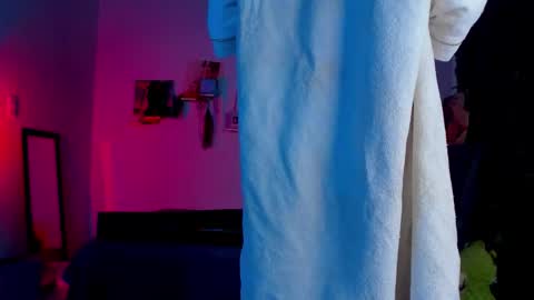 Steven independent model online show from 10, 10, 2025