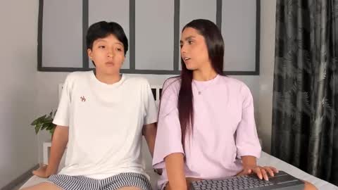Snapshot of sweetcoupple chatting on 23, 9, 2025 Eva Short hair girl - Victoria Long red hair online show from 23, 9, 2025