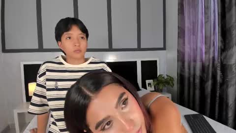 Snapshot of sweetcoupple chatting on 13, 10, 2025 Eva Short hair girl - Victoria Long red hair online show from 13, 10, 2025