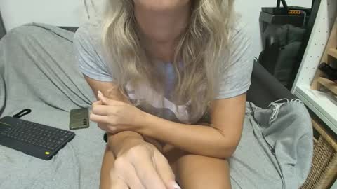 Snapshot of sweetdyzy chatting on 4, 11, 2025 Sweet Dyzy online show from 4, 11, 2025