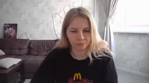 Snapshot of sweetieefox chatting on 22, 9, 2025 SweetieeFox online show from 22, 9, 2025