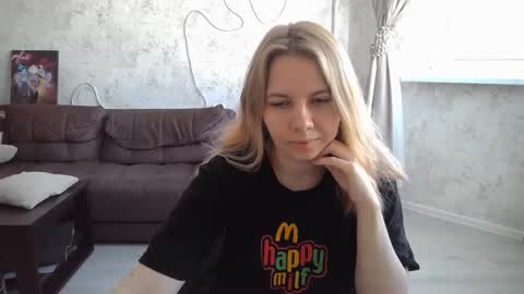 Snapshot of sweetieefox chatting on 23, 9, 2025 SweetieeFox online show from 23, 9, 2025