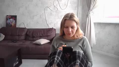 Snapshot of sweetieefox chatting on 25, 9, 2025 SweetieeFox online show from 25, 9, 2025