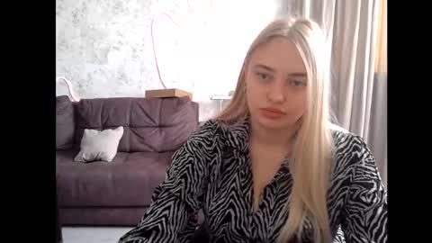 Snapshot of sweetieefox chatting on 20, 10, 2025 SweetieeFox online show from 20, 10, 2025
