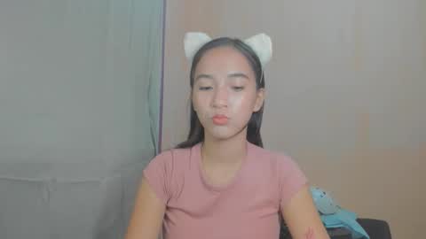 Snapshot of sweetsexy_miax chatting on 5, 12, 2025 Mia online show from 5, 12, 2025