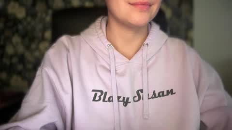 Snapshot of sweetssmashed chatting on 14, 11, 2025 sweetssmashed online show from 14, 11, 2025