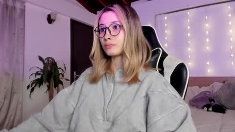 Snapshot of sweett_catt1 chatting on 27, 12, 2024 Cat independent model online show from 27, 12, 2024