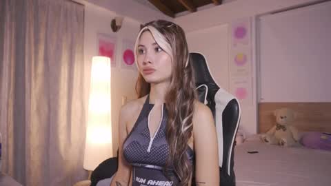 Snapshot of sweett_catt1 chatting on 28, 11, 2025 Cat independent model online show from 28, 11, 2025