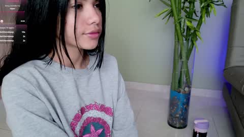 Snapshot of sweett_petite chatting on 3, 2, 2025 online show from 3, 2, 2025