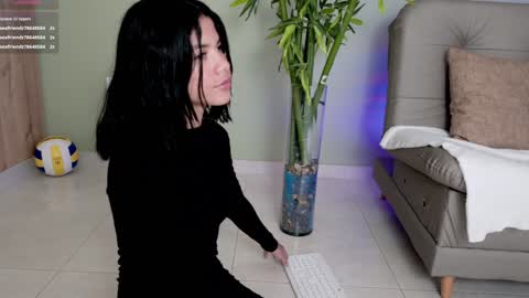 Snapshot of sweett_petite chatting on 8, 2, 2025 online show from 8, 2, 2025