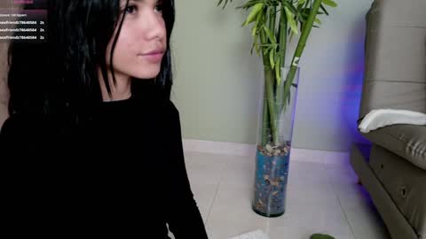 Snapshot of sweett_petite chatting on 8, 2, 2025 online show from 8, 2, 2025