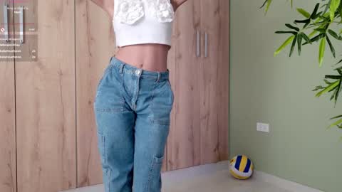 Snapshot of sweett_petite chatting on 18, 2, 2025 online show from 18, 2, 2025