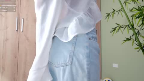 Snapshot of sweett_petite chatting on 25, 2, 2025 online show from 25, 2, 2025