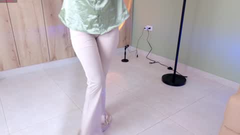 Snapshot of sweett_petite chatting on 6, 3, 2025 online show from 6, 3, 2025