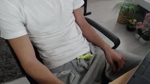 SwetLittleBoy4u online show from 26, 9, 2025