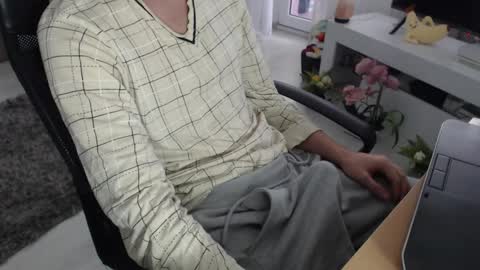 SwetLittleBoy4u online show from 25, 11, 2025